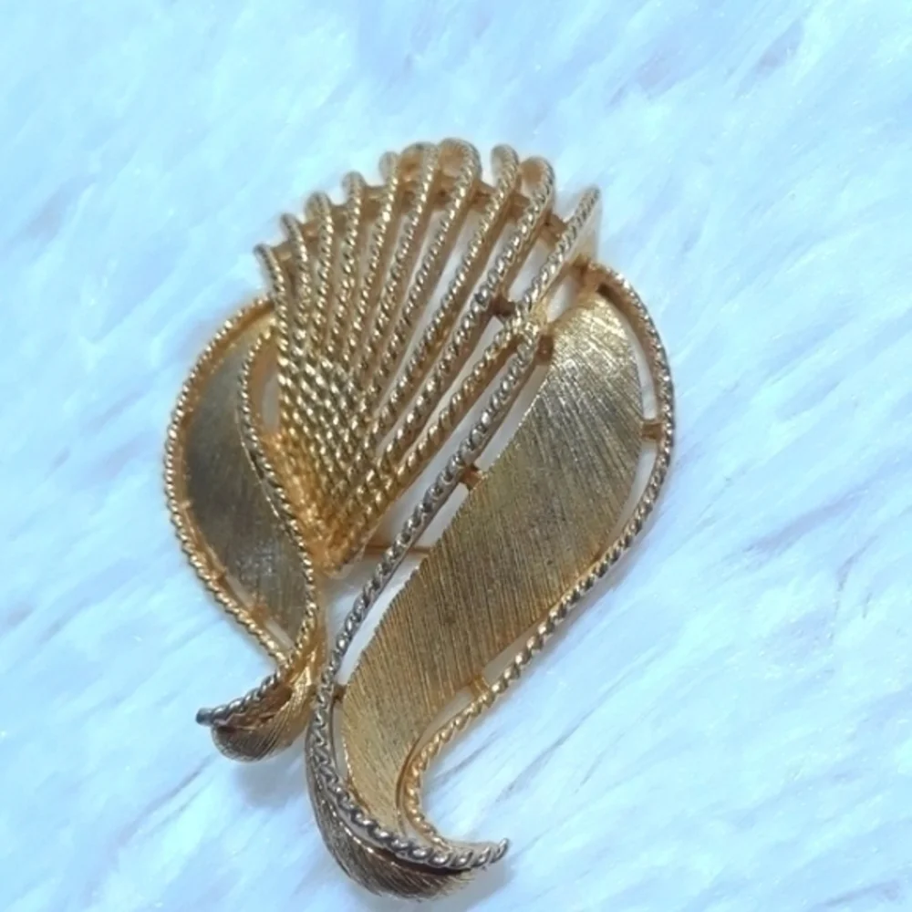 Vintage Gold Tone Lisner Signed Brooch Pin